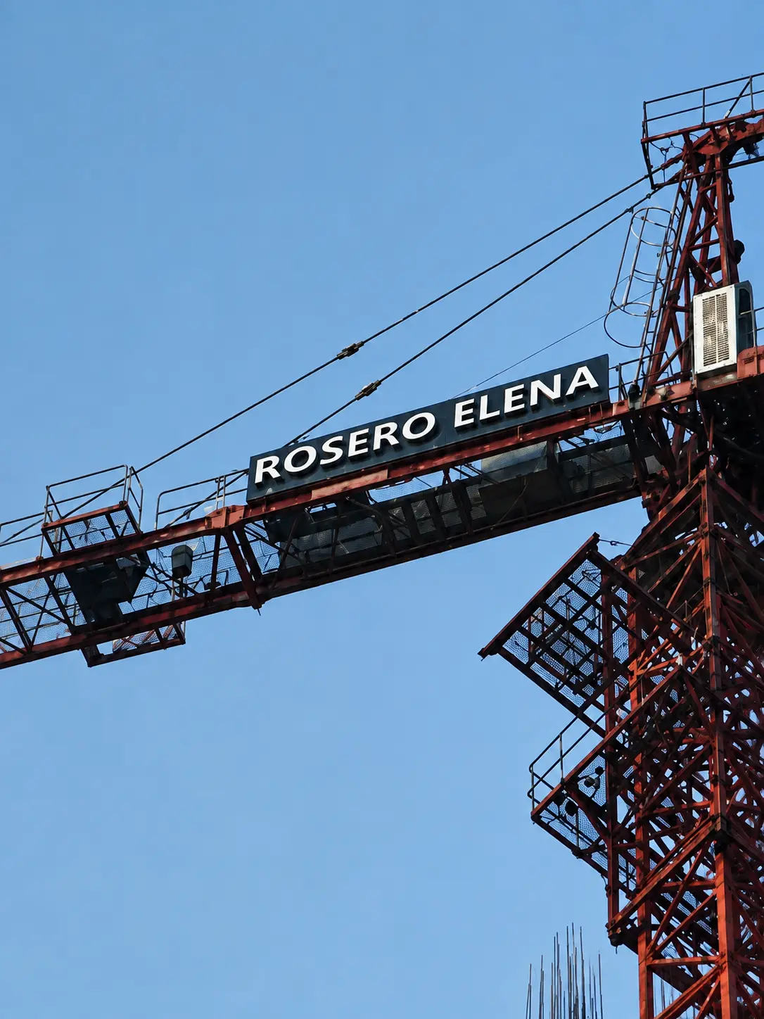 Rooseró Elena branded site crane