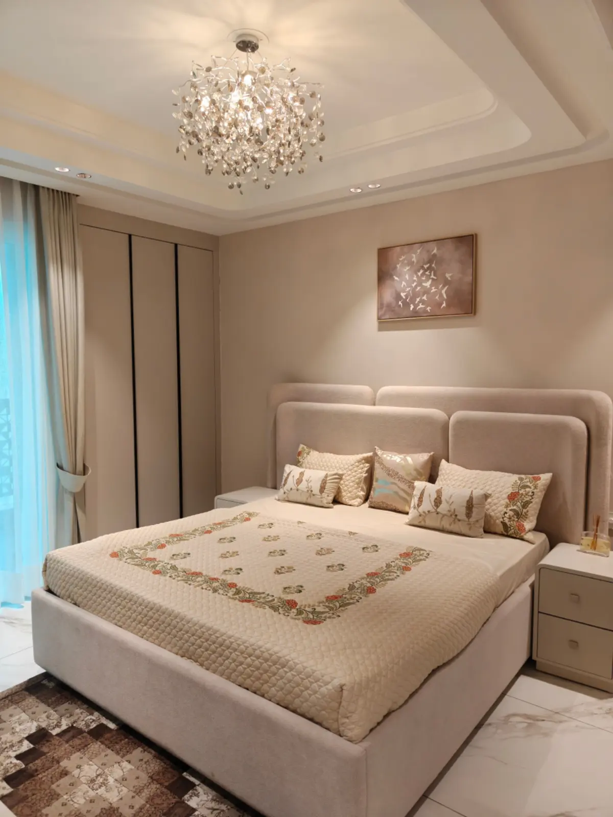 Rooseró Elena lifestyle and amenities